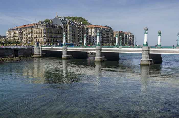 Guipúzcoa - San Sebastián 082 - puente de Zurriola.jpg